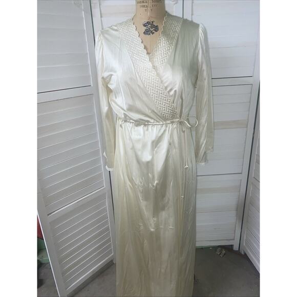 Vintage 2 Piece Vanity Fair Nightgown Peignoir Robe Set Nylon Cream Small - Picture 1 of 11